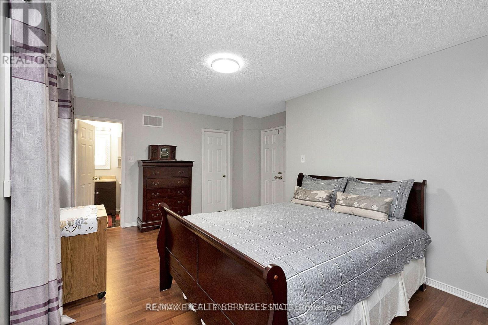 71 Rocky Mountain Crescent, Brampton, Ontario  L6R 1E7 - Photo 19 - W12478332