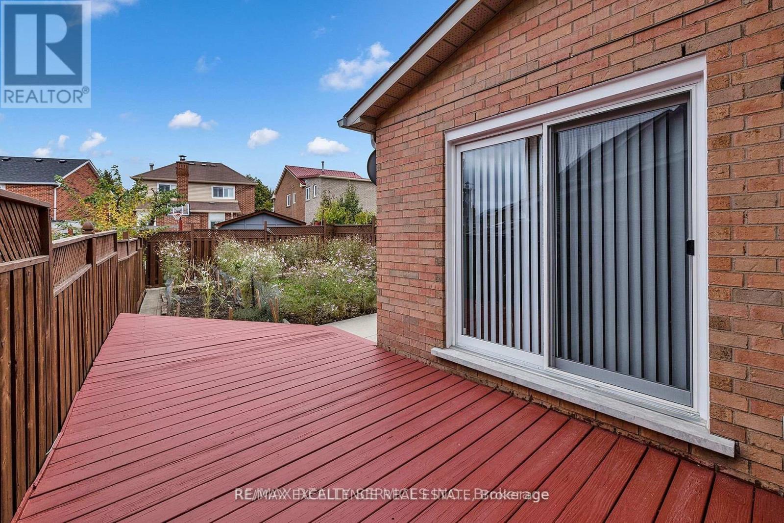71 Rocky Mountain Crescent, Brampton, Ontario  L6R 1E7 - Photo 27 - W12478332