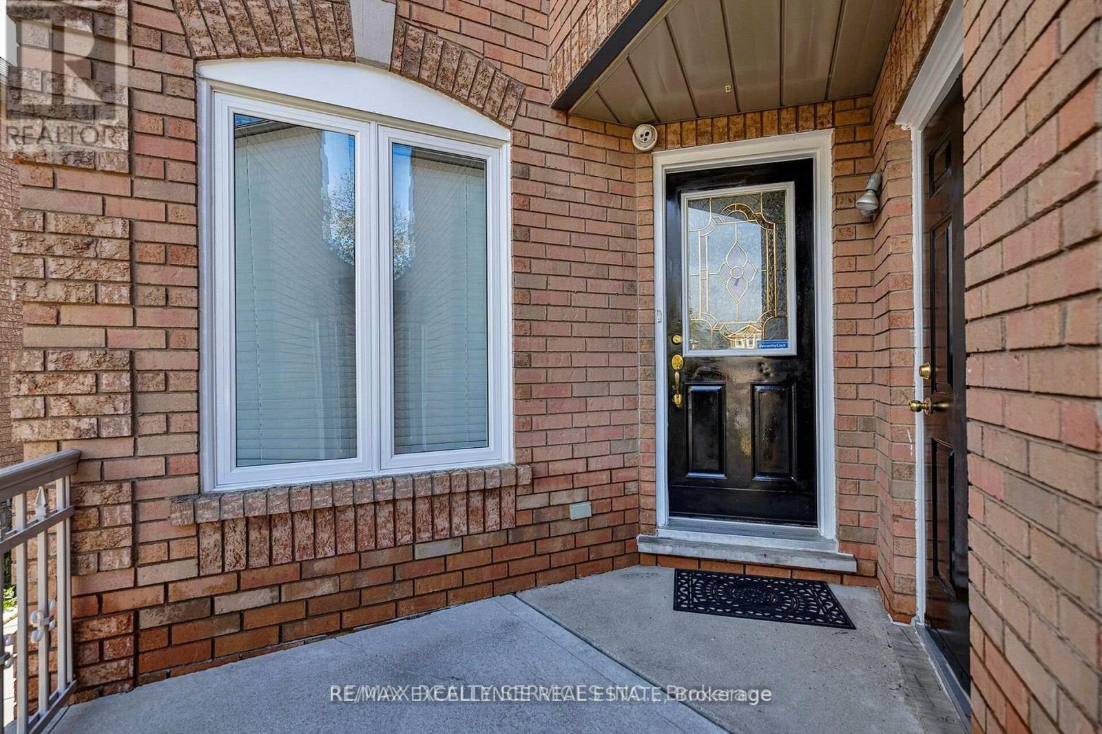 71 Rocky Mountain Crescent, Brampton, Ontario  L6R 1E7 - Photo 3 - W12478332