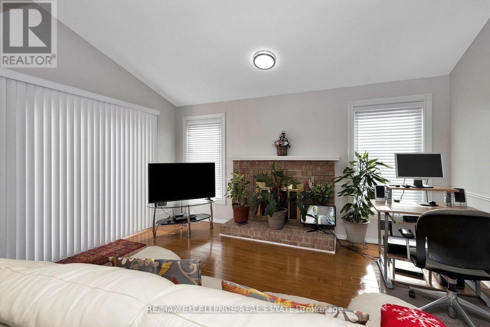 71 Rocky Mountain Crescent, Brampton, Ontario  L6R 1E7 - Photo 8 - W12478332