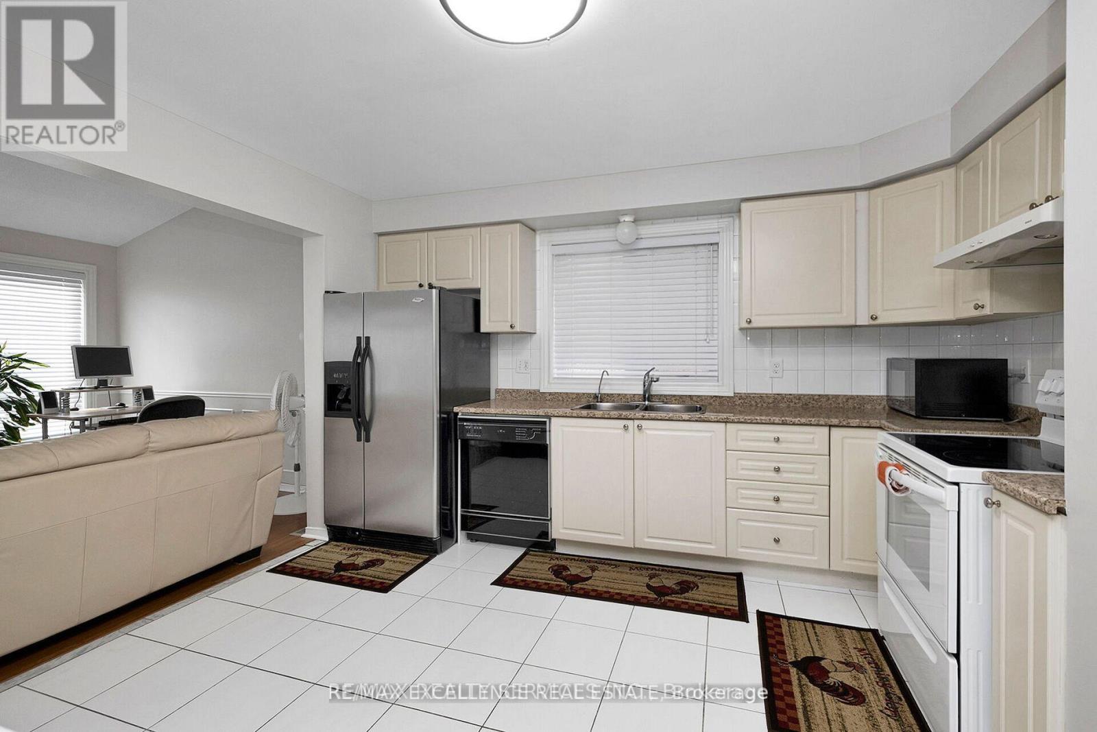 71 Rocky Mountain Crescent, Brampton, Ontario  L6R 1E7 - Photo 9 - W12478332