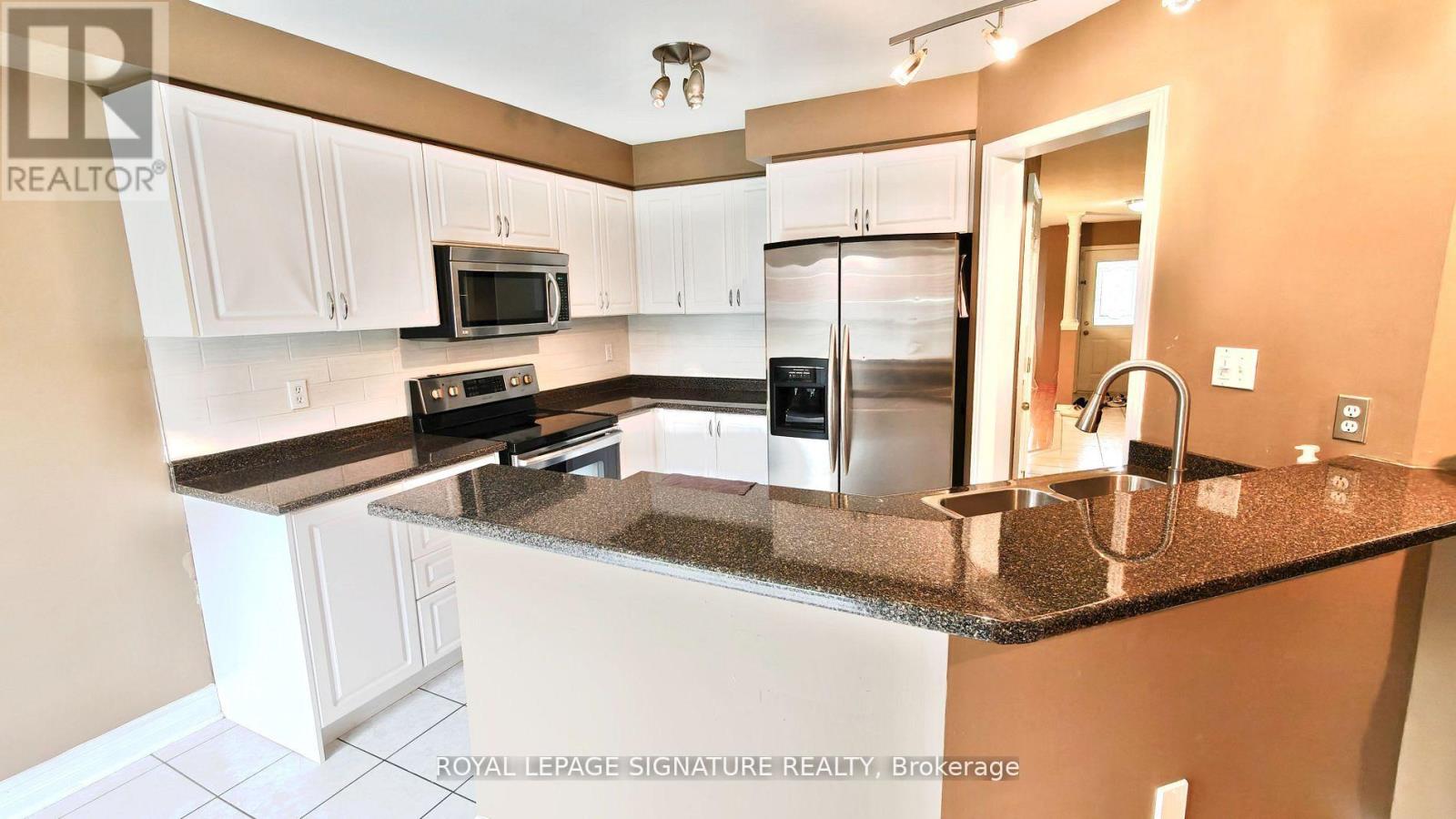 5967 Manzanillo Crescent, Mississauga, Ontario  L5M 6Y3 - Photo 4 - W12478337