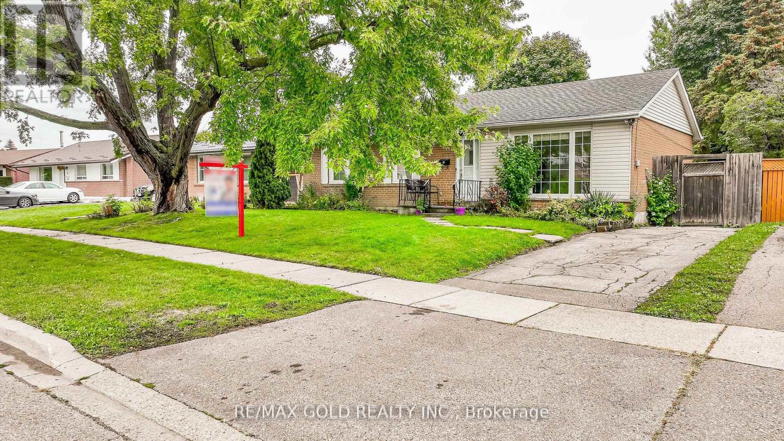41 Aberdeen Crescent, Brampton, Ontario  L6T 2P8 - Photo 2 - W12478365