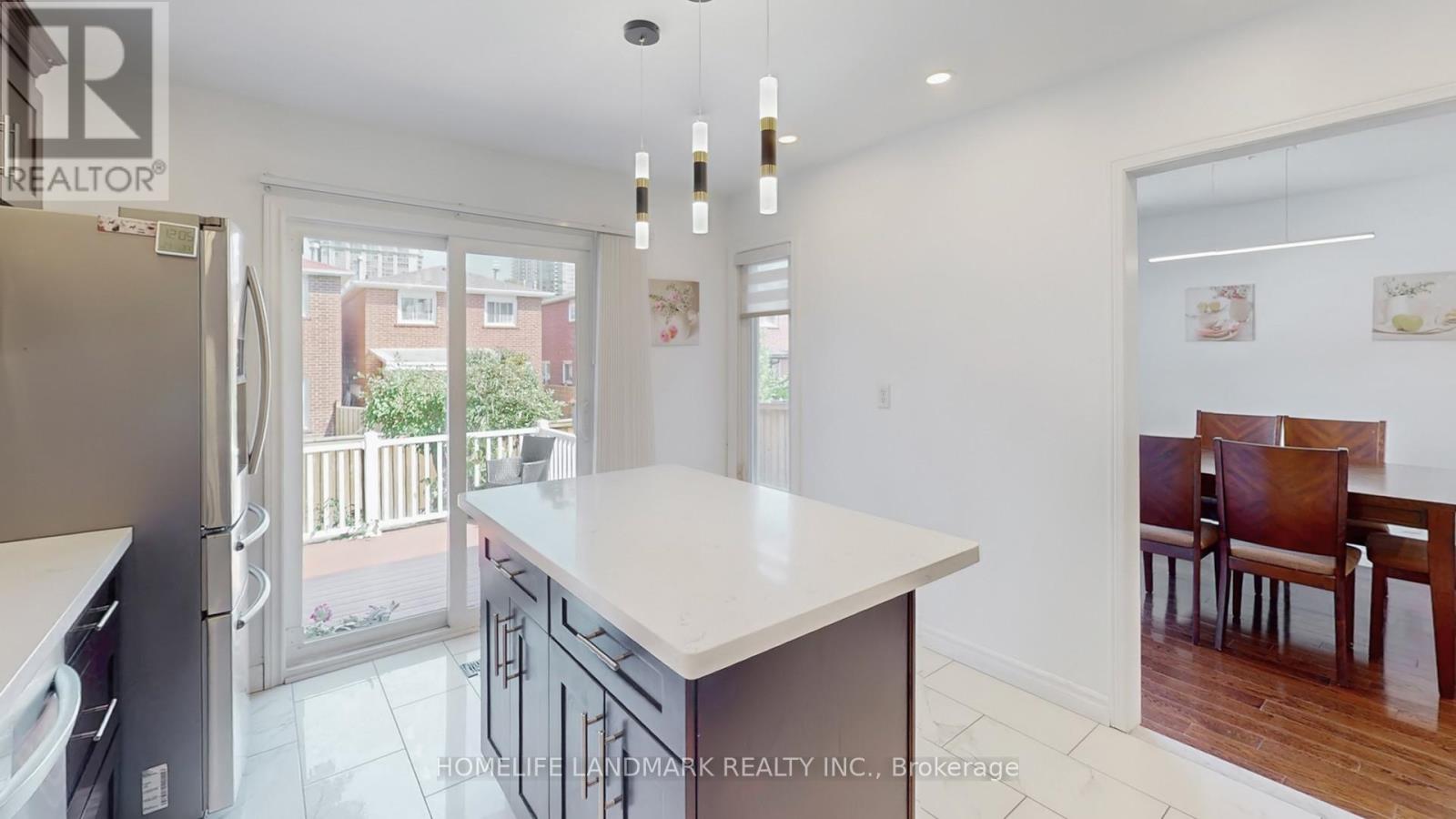 373 Kingsbridge Garden Circle, Mississauga, Ontario  L5R 1K9 - Photo 7 - W12478368