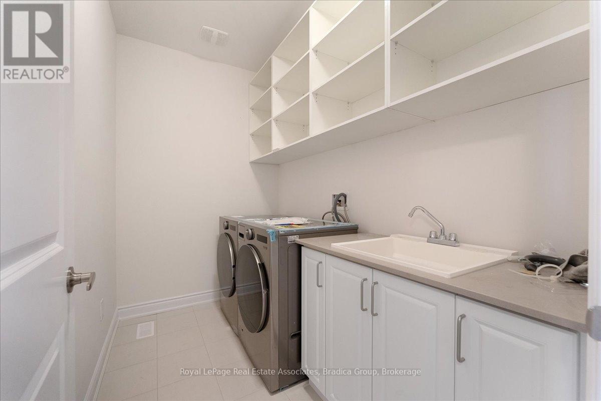 3077 Perkins Way, Oakville, Ontario  L6H 7G1 - Photo 25 - W12478396