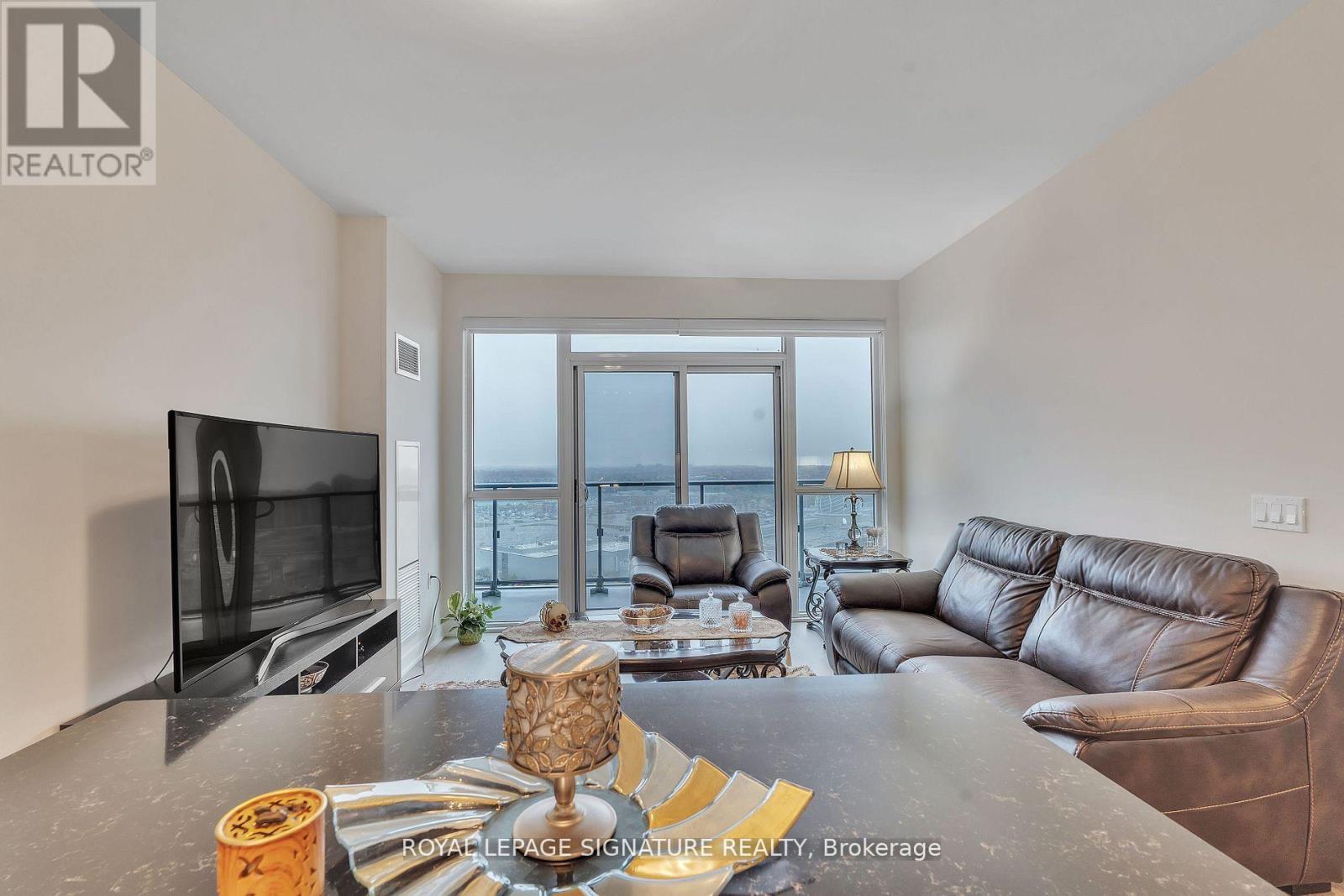 1602 - 4677 Glen Erin Drive, Mississauga, Ontario  L5M 2E3 - Photo 3 - W12478415
