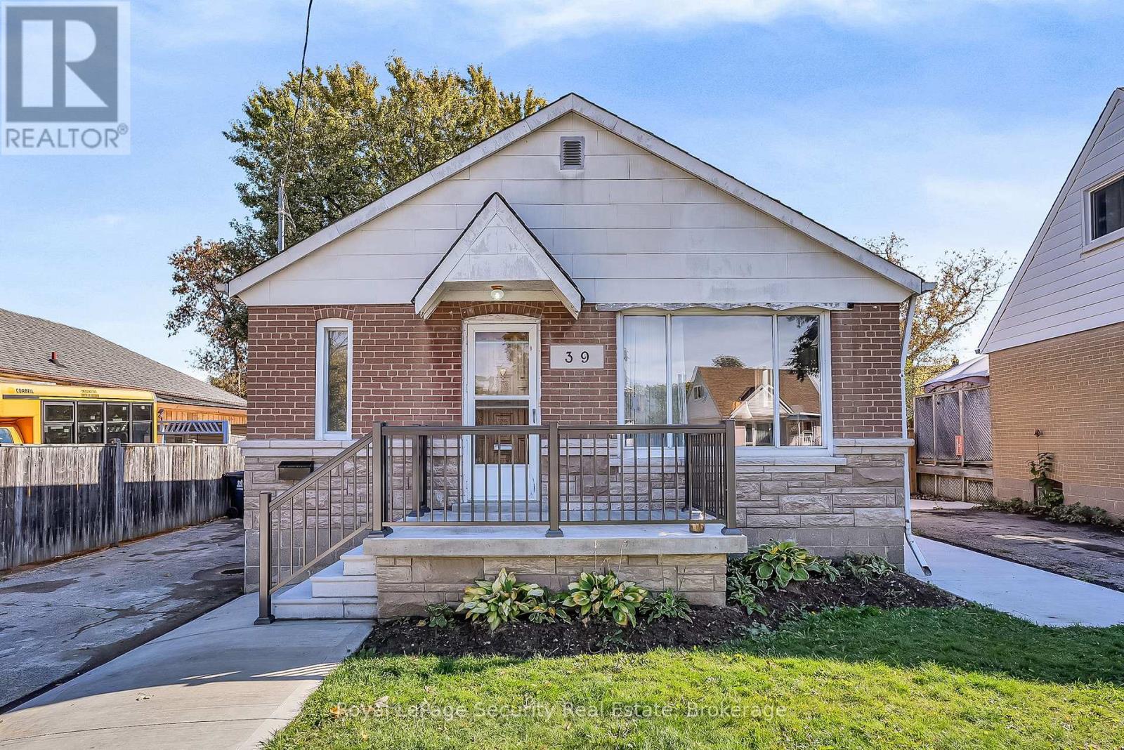 39 BONIFACE AVENUE, Toronto, Ontario