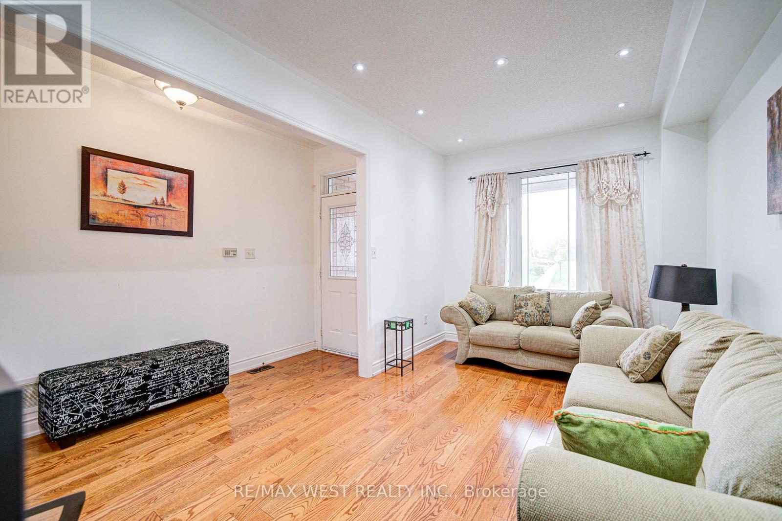 12 Eaglefield Gate, Brampton, Ontario  L7A 3S2 - Photo 11 - W12478475
