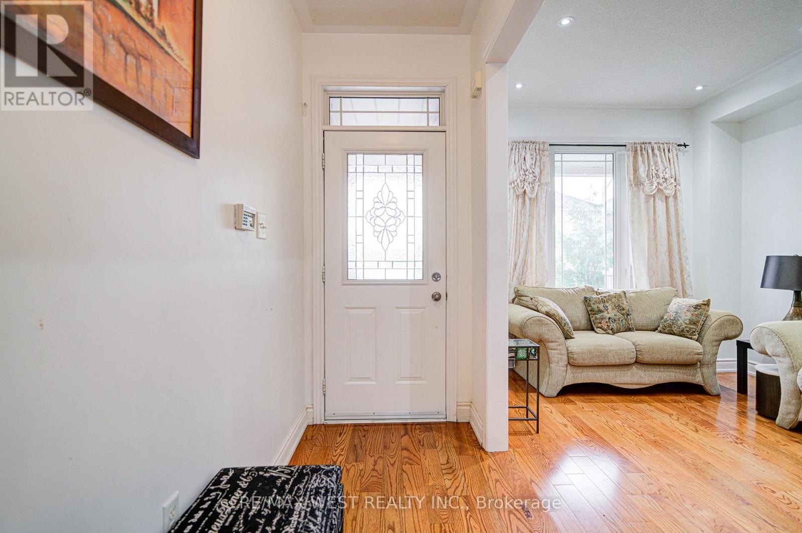12 Eaglefield Gate, Brampton, Ontario  L7A 3S2 - Photo 6 - W12478475