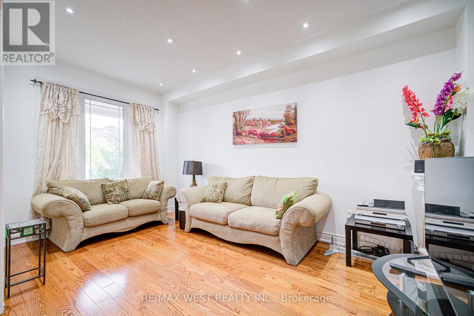 12 Eaglefield Gate, Brampton, Ontario  L7A 3S2 - Photo 9 - W12478475