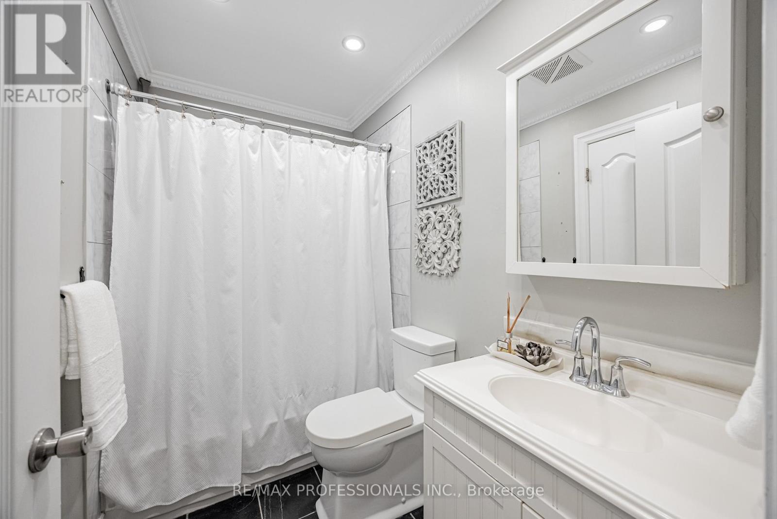 108 Avening Drive, Toronto, Ontario  M9V 4E6 - Photo 15 - W12478501