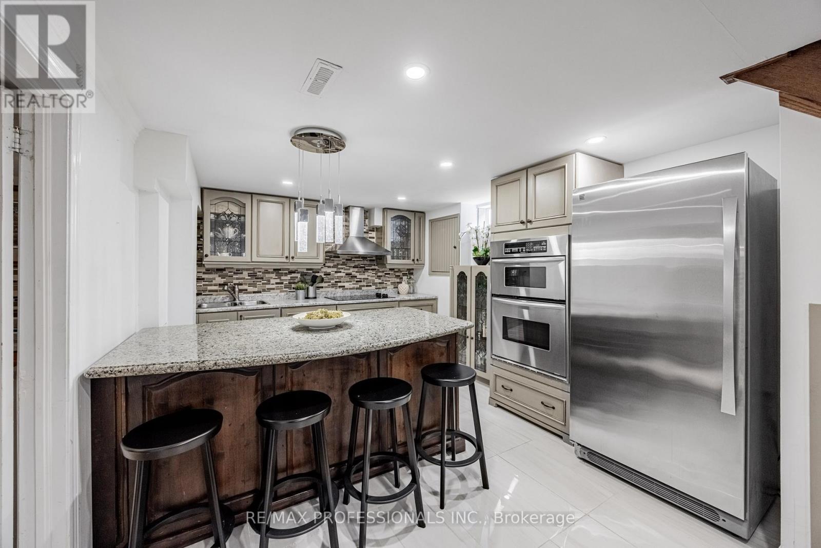 108 Avening Drive, Toronto, Ontario  M9V 4E6 - Photo 19 - W12478501