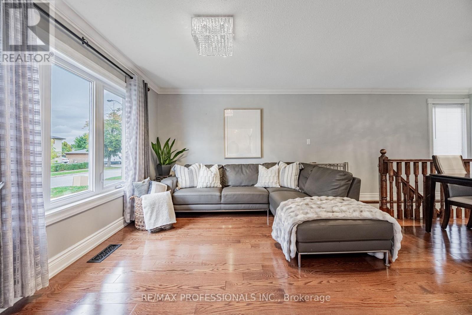 108 Avening Drive, Toronto, Ontario  M9V 4E6 - Photo 4 - W12478501