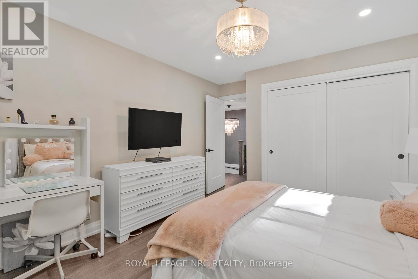 94 Dorchester Drive, Grimsby, Ontario  L3M 1A8 - Photo 36 - X12478342