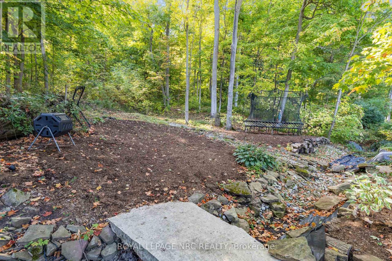 94 Dorchester Drive, Grimsby, Ontario  L3M 1A8 - Photo 44 - X12478342