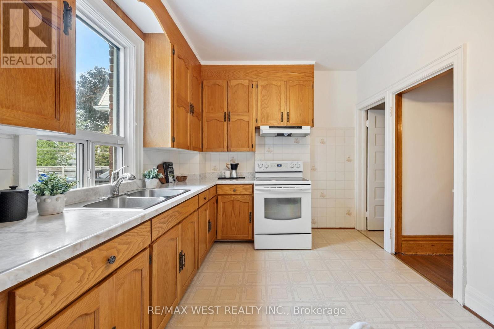 636 Beresford Avenue, Toronto, Ontario  M6S 3C3 - Photo 14 - W12478473