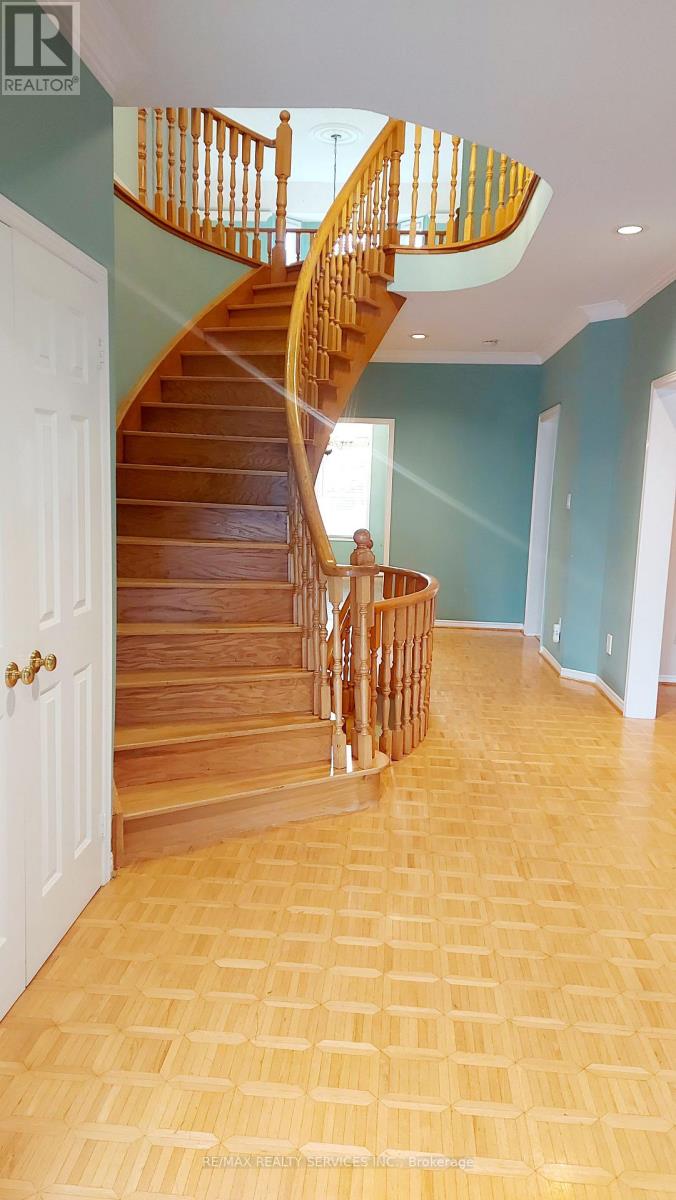 26 Hacienda Court, Brampton (Snelgrove), Ontario  L6Z 3J1 - Photo 4 - W12348242