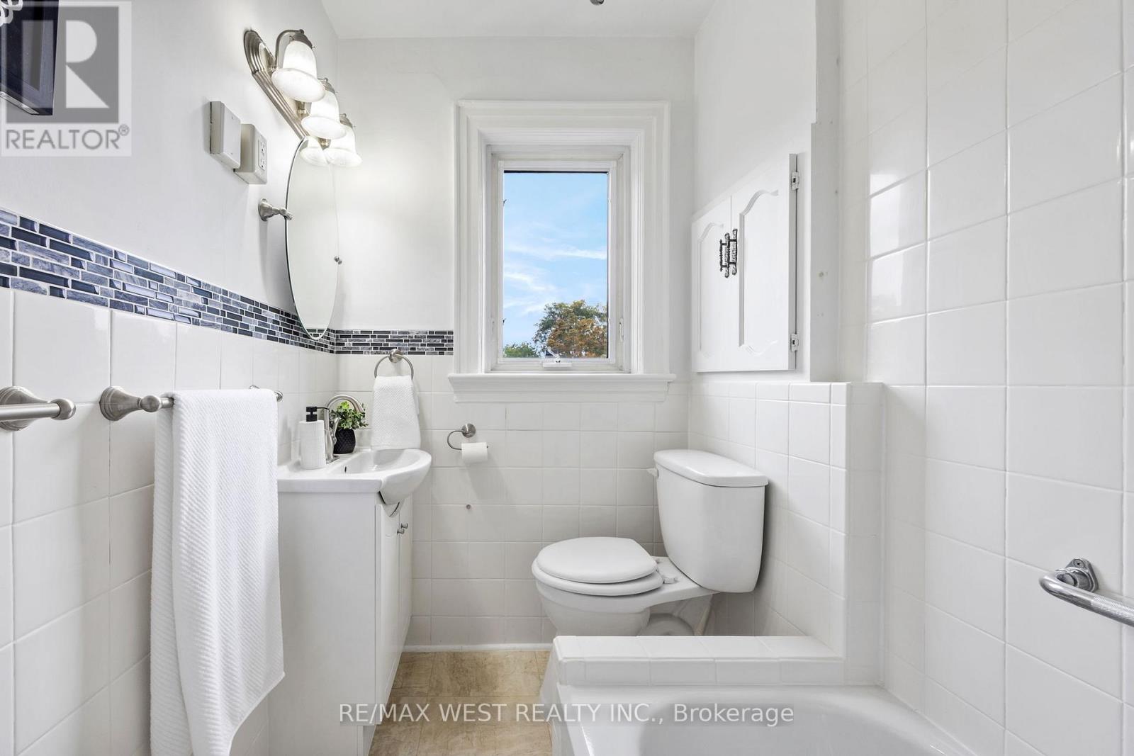 636 Beresford Avenue, Toronto, Ontario  M6S 3C3 - Photo 17 - W12478473