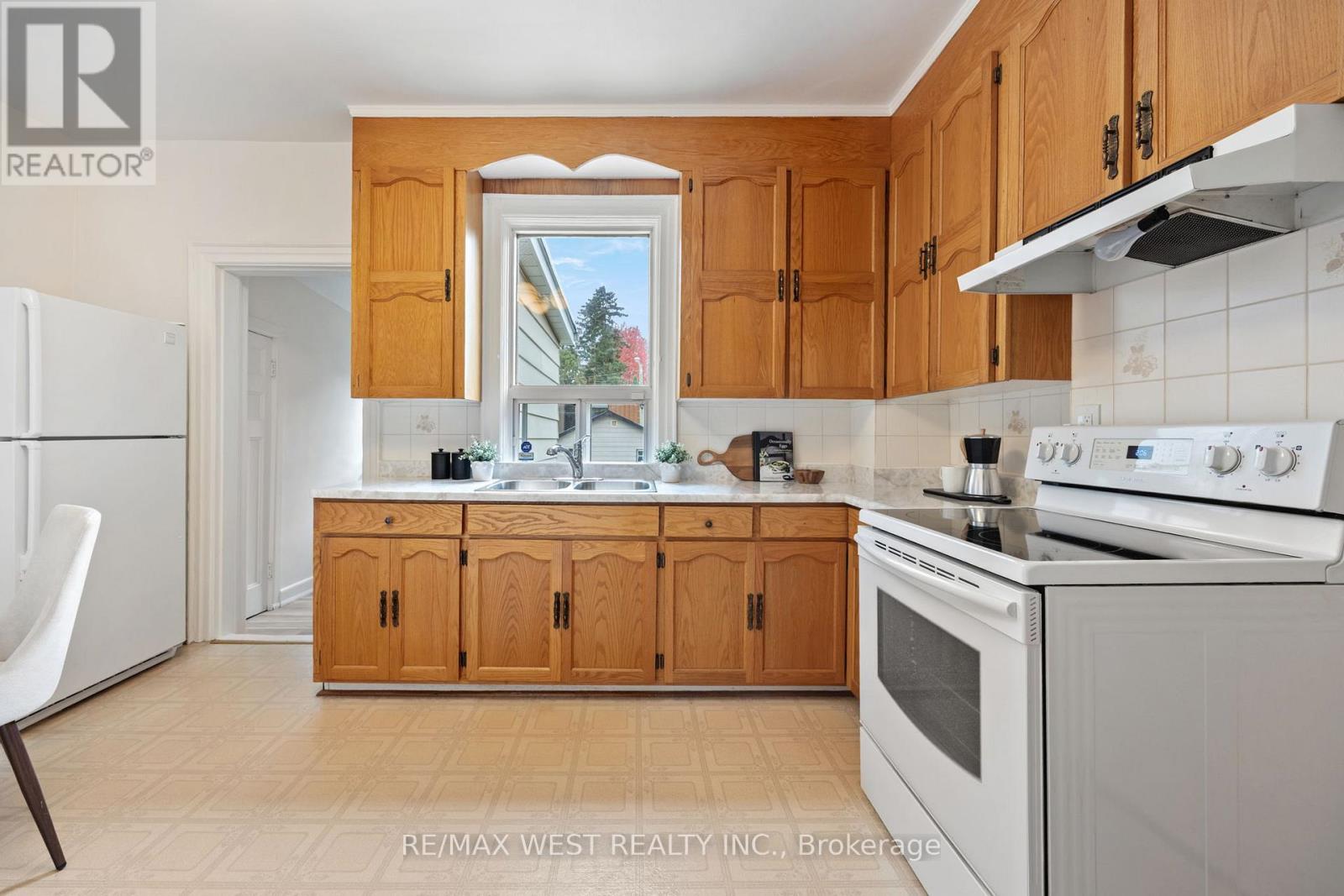 636 Beresford Avenue, Toronto, Ontario  M6S 3C3 - Photo 15 - W12478473