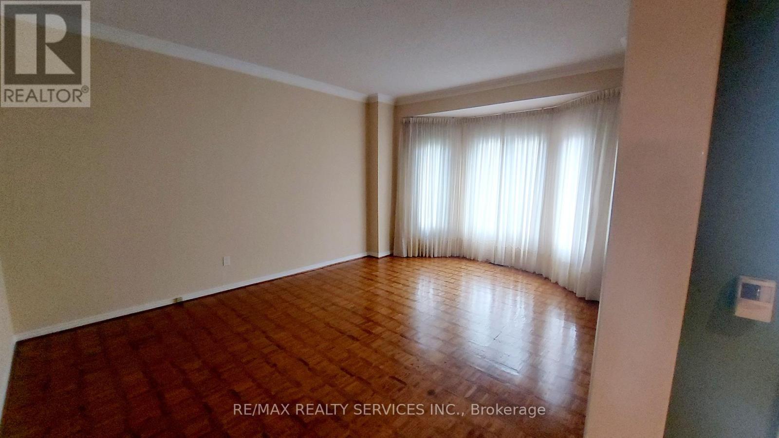 26 Hacienda Court, Brampton (Snelgrove), Ontario  L6Z 3J1 - Photo 5 - W12348242