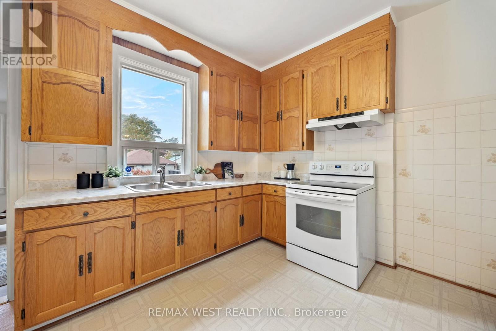636 Beresford Avenue, Toronto, Ontario  M6S 3C3 - Photo 12 - W12478473