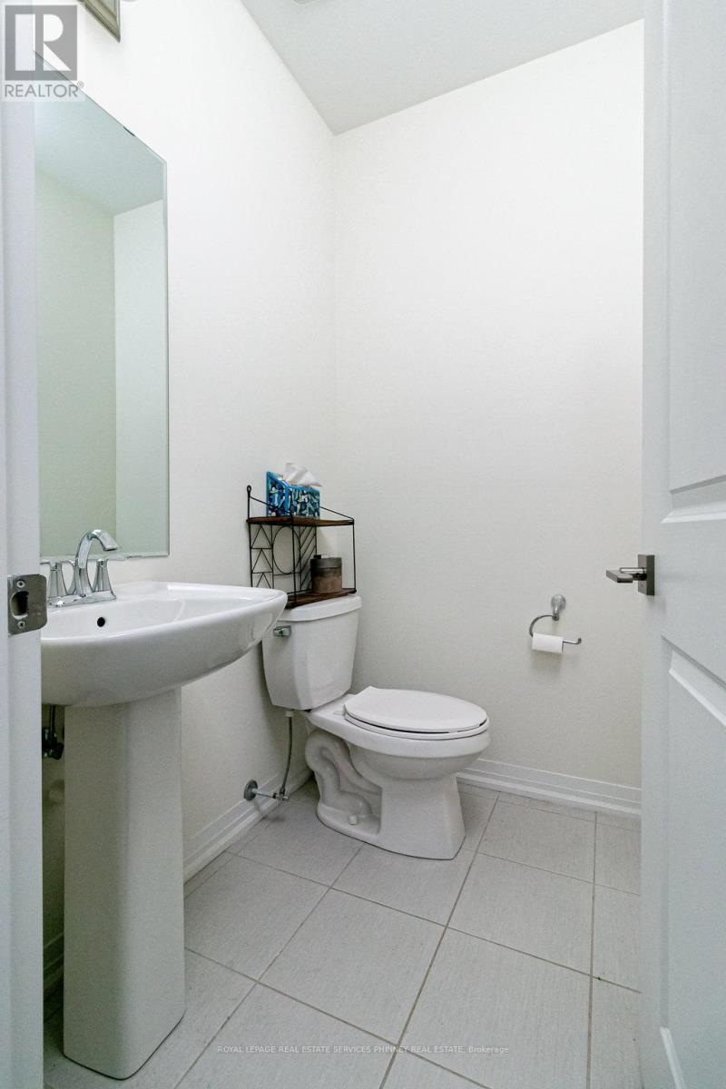 124 Stork Street, Oakville, Ontario  L6H 0X8 - Photo 4 - W12478545