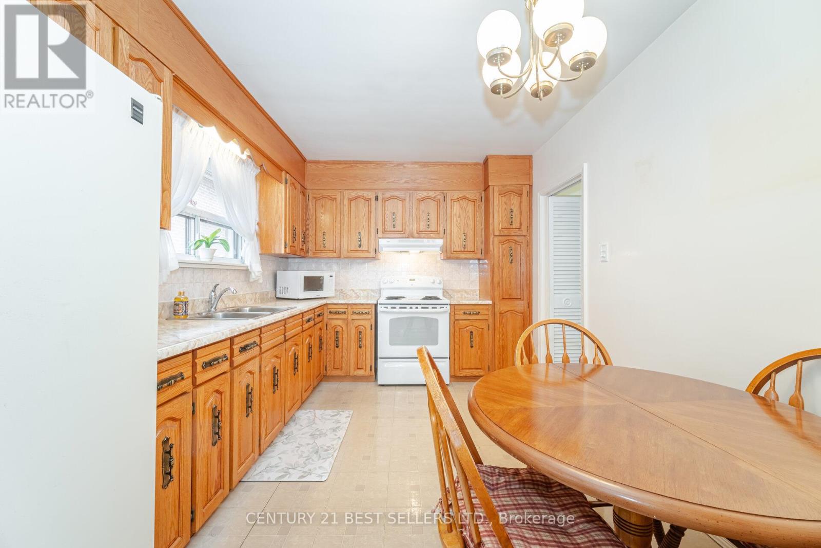 47 Wenderly Drive, Toronto, Ontario  M6B 2P1 - Photo 10 - W12478559