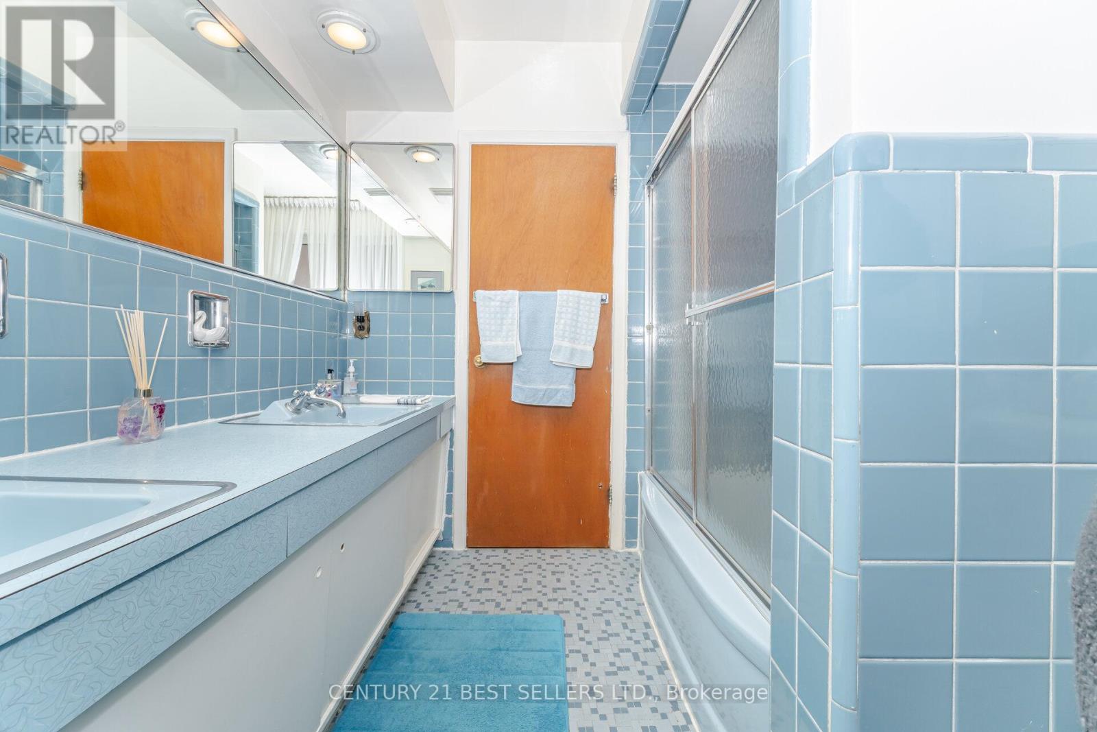 47 Wenderly Drive, Toronto, Ontario  M6B 2P1 - Photo 18 - W12478559