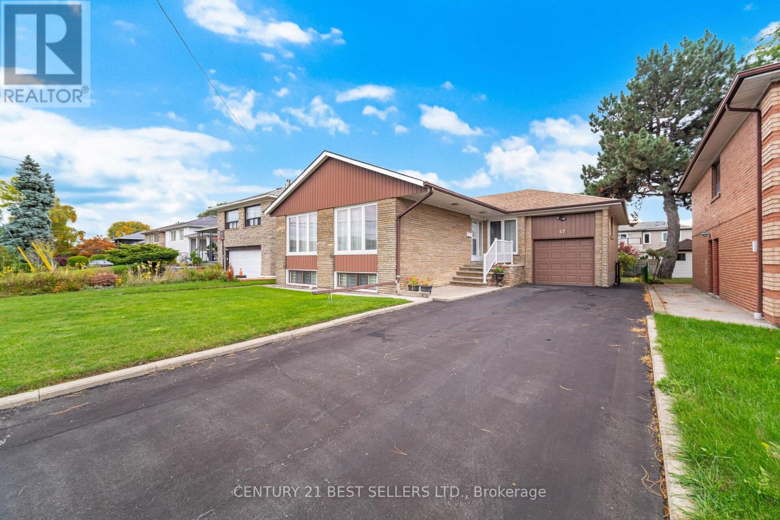 47 Wenderly Drive, Toronto, Ontario  M6B 2P1 - Photo 2 - W12478559