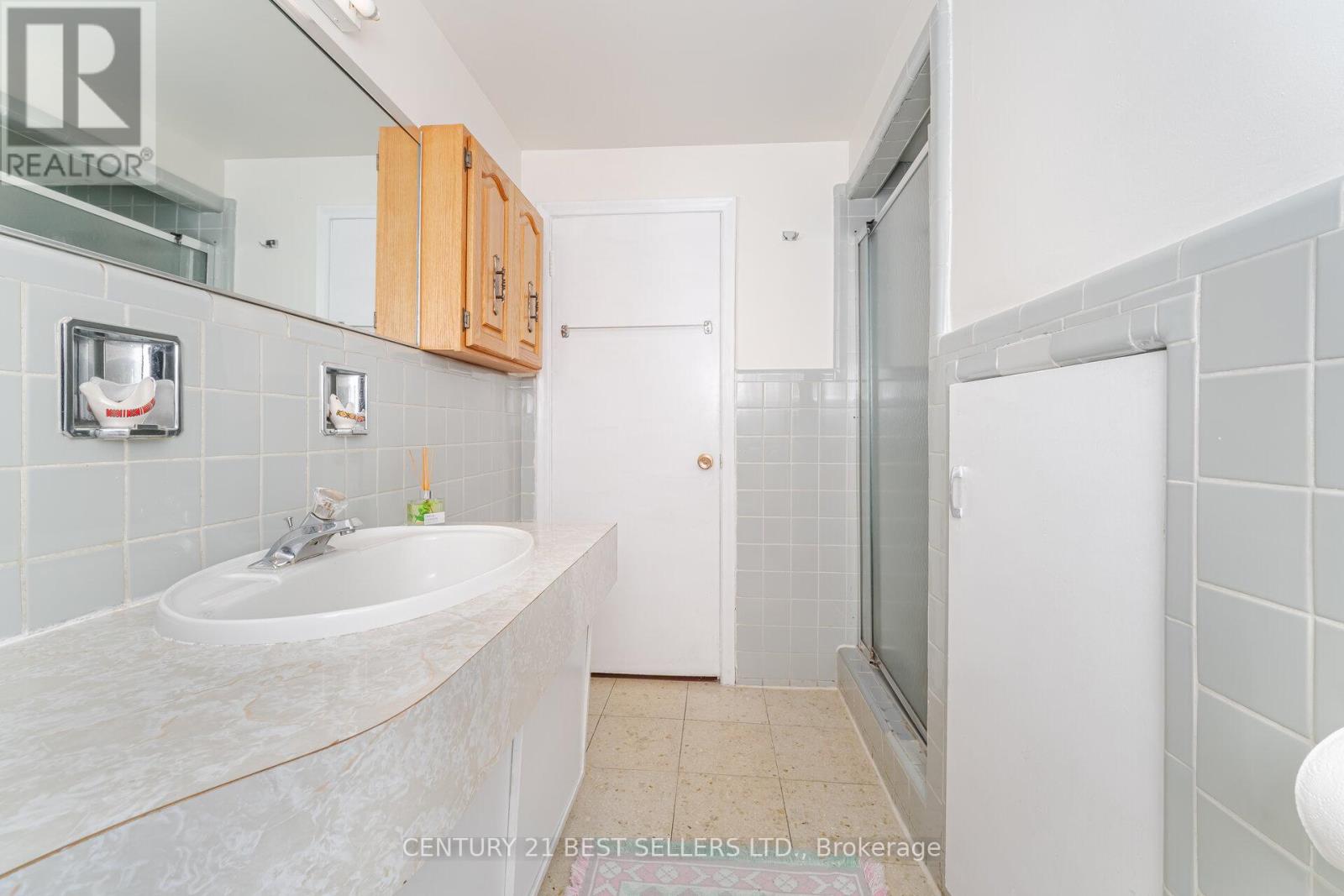 47 Wenderly Drive, Toronto, Ontario  M6B 2P1 - Photo 24 - W12478559