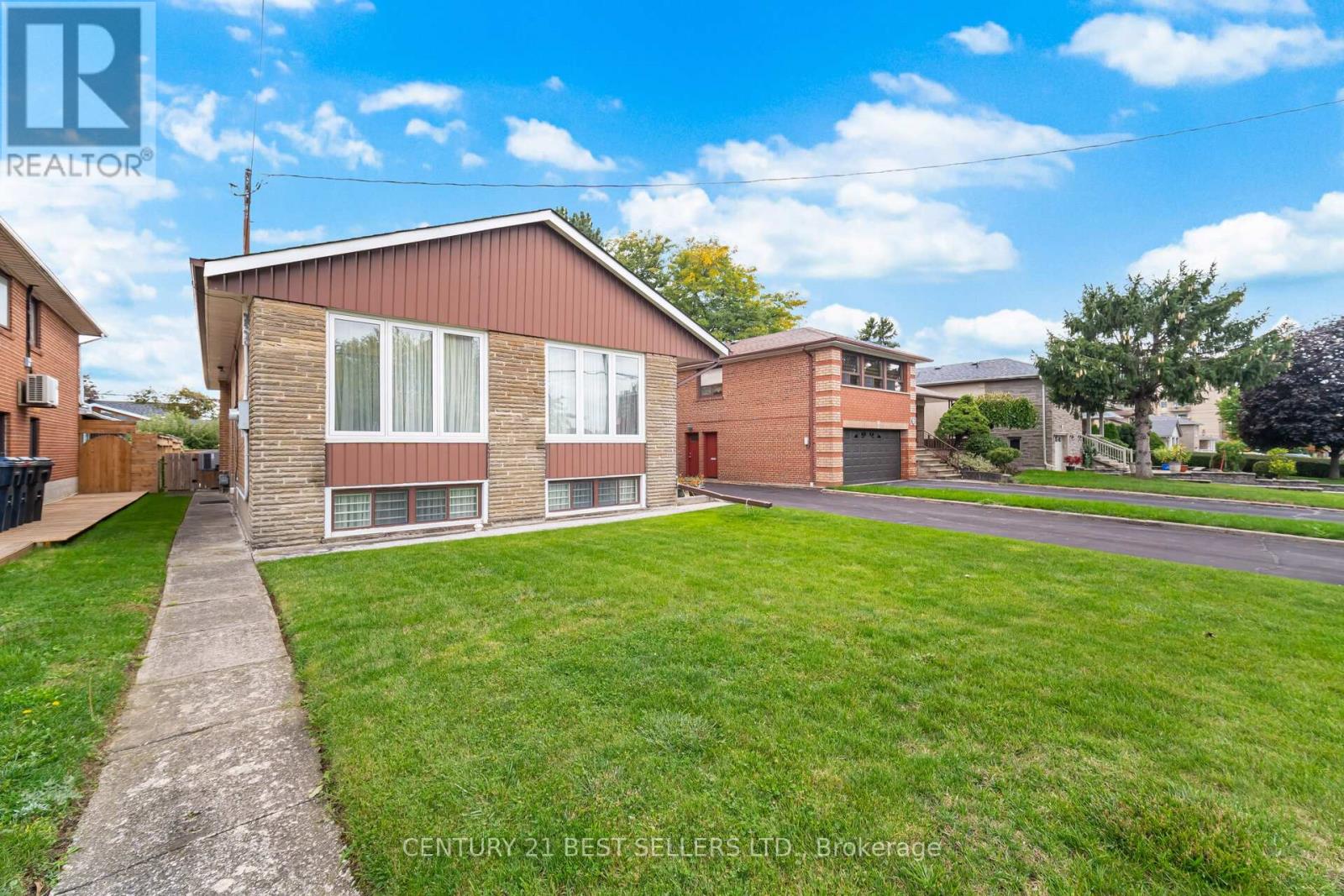 47 Wenderly Drive, Toronto, Ontario  M6B 2P1 - Photo 3 - W12478559