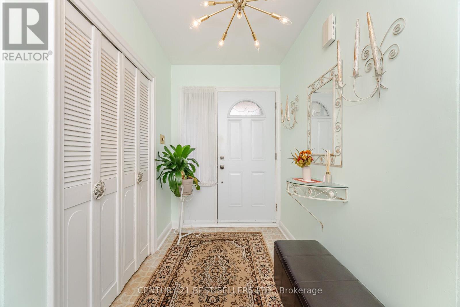 47 Wenderly Drive, Toronto, Ontario  M6B 2P1 - Photo 4 - W12478559