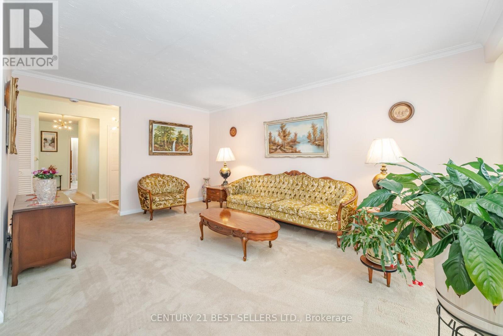 47 Wenderly Drive, Toronto, Ontario  M6B 2P1 - Photo 5 - W12478559