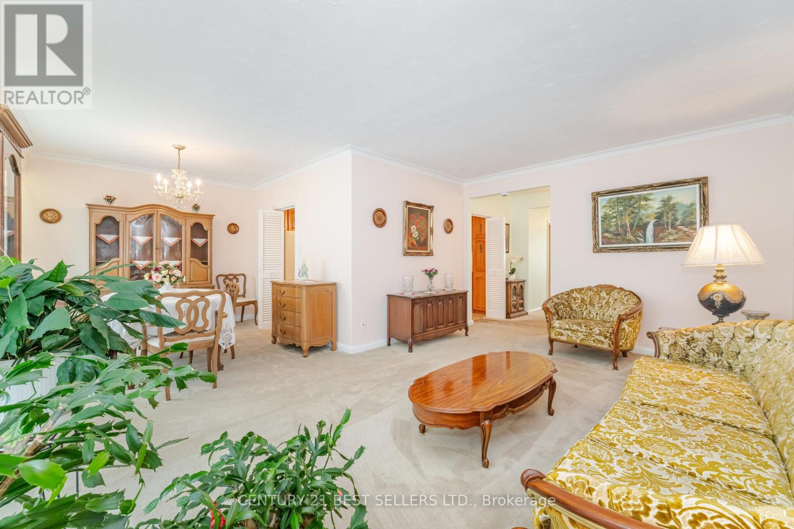 47 Wenderly Drive, Toronto, Ontario  M6B 2P1 - Photo 6 - W12478559