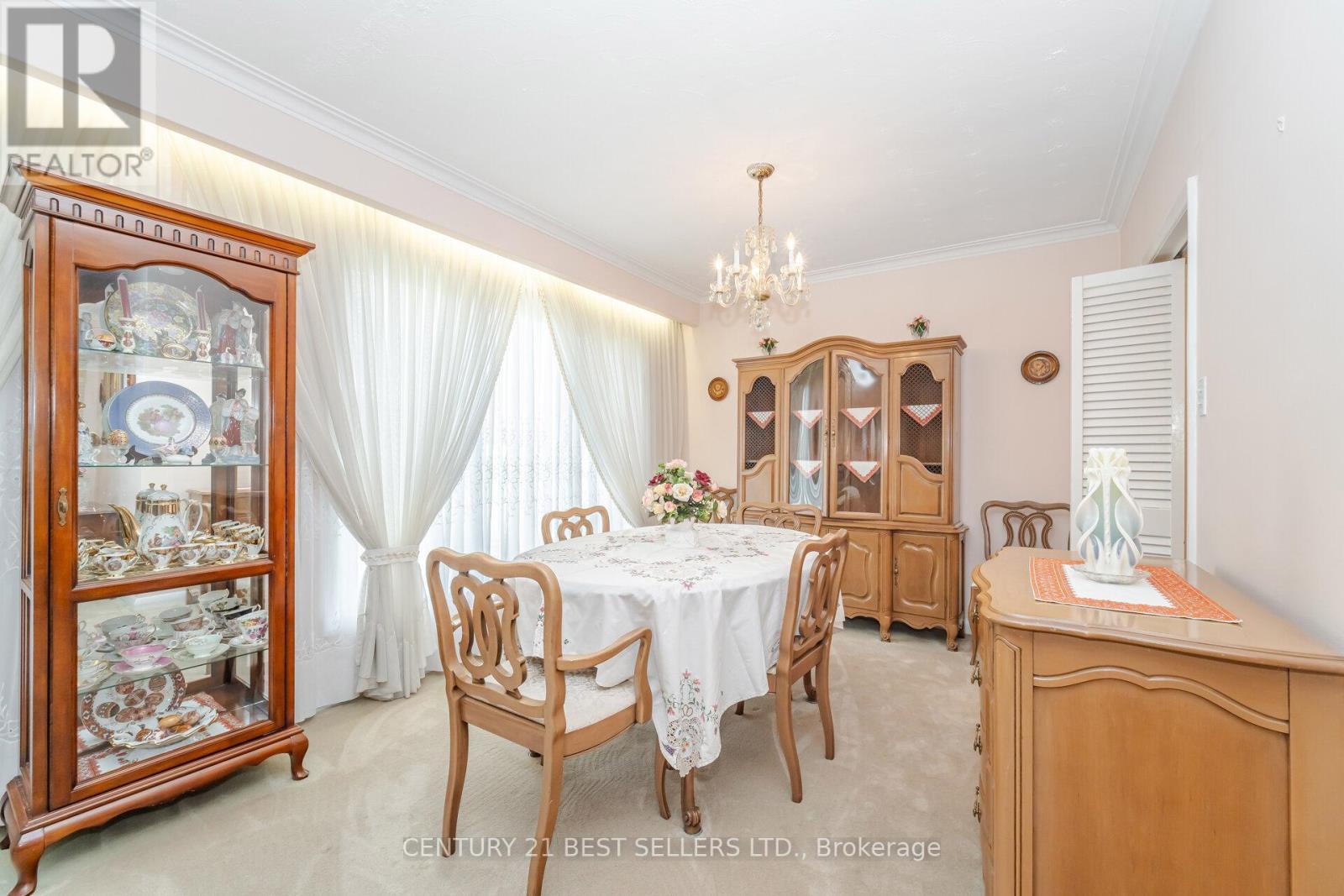 47 Wenderly Drive, Toronto, Ontario  M6B 2P1 - Photo 7 - W12478559