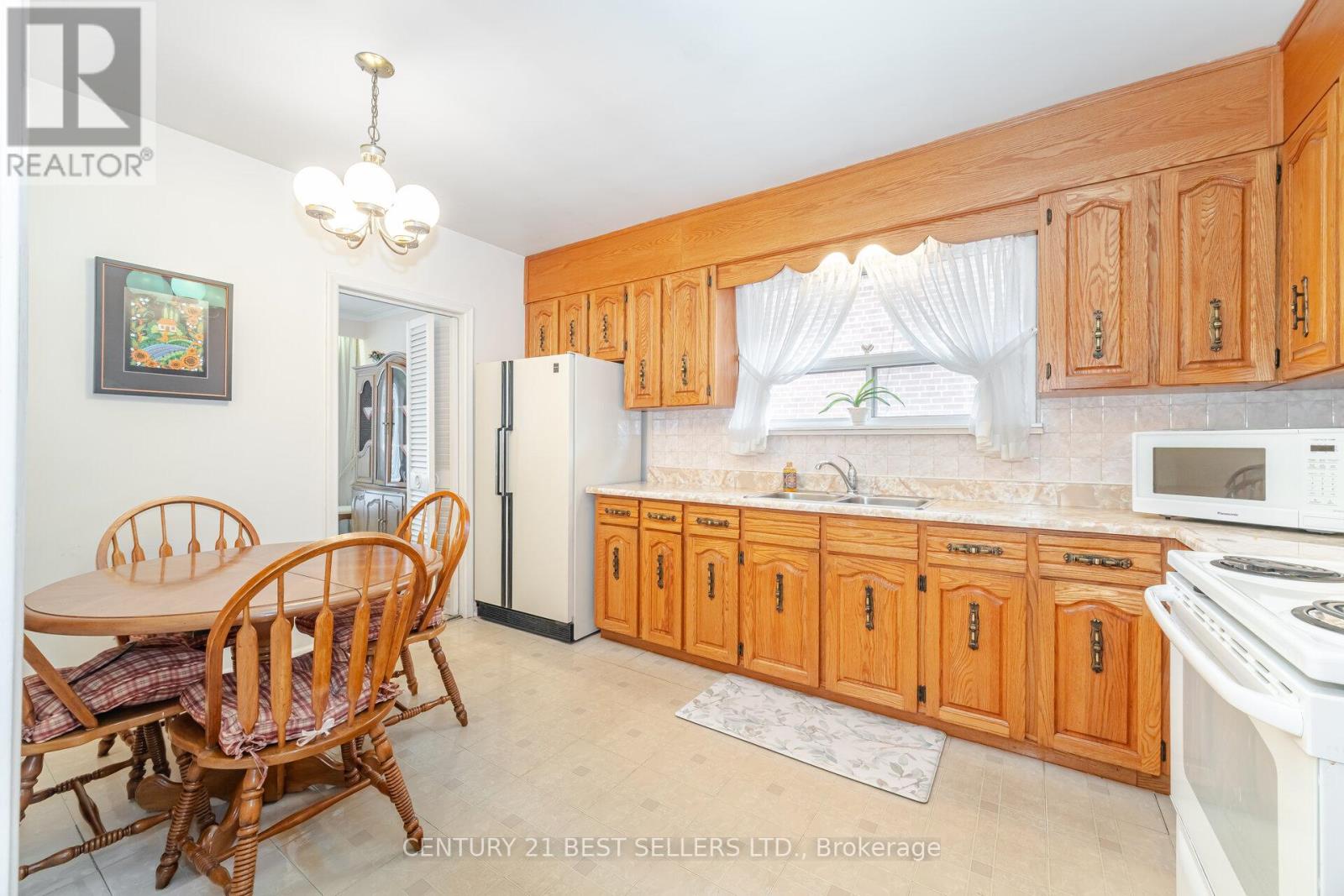 47 Wenderly Drive, Toronto, Ontario  M6B 2P1 - Photo 9 - W12478559