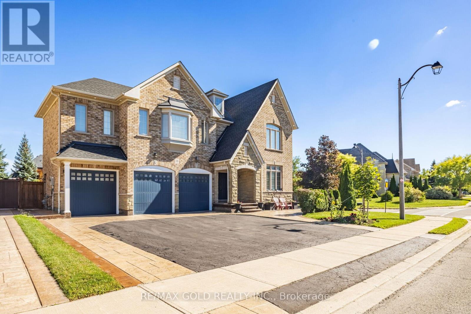 19 Eiffel Boulevard N, Brampton, Ontario  L6P 1W2 - Photo 4 - W12478578
