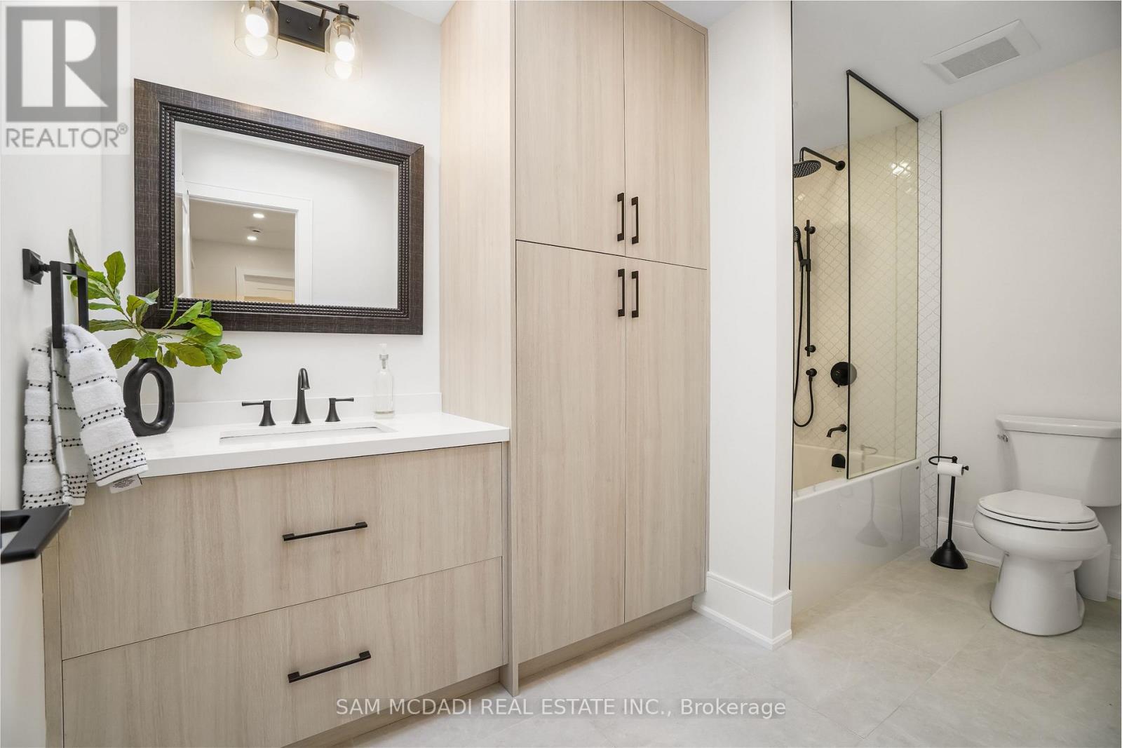 1882 Sherwood Forrest Circle, Mississauga, Ontario  L5K 2E7 - Photo 29 - W12478582