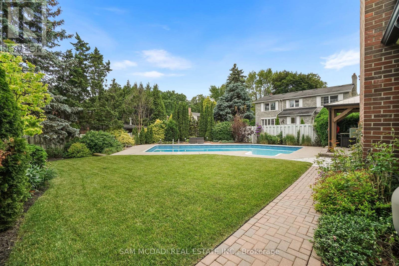 1882 Sherwood Forrest Circle, Mississauga, Ontario  L5K 2E7 - Photo 41 - W12478582
