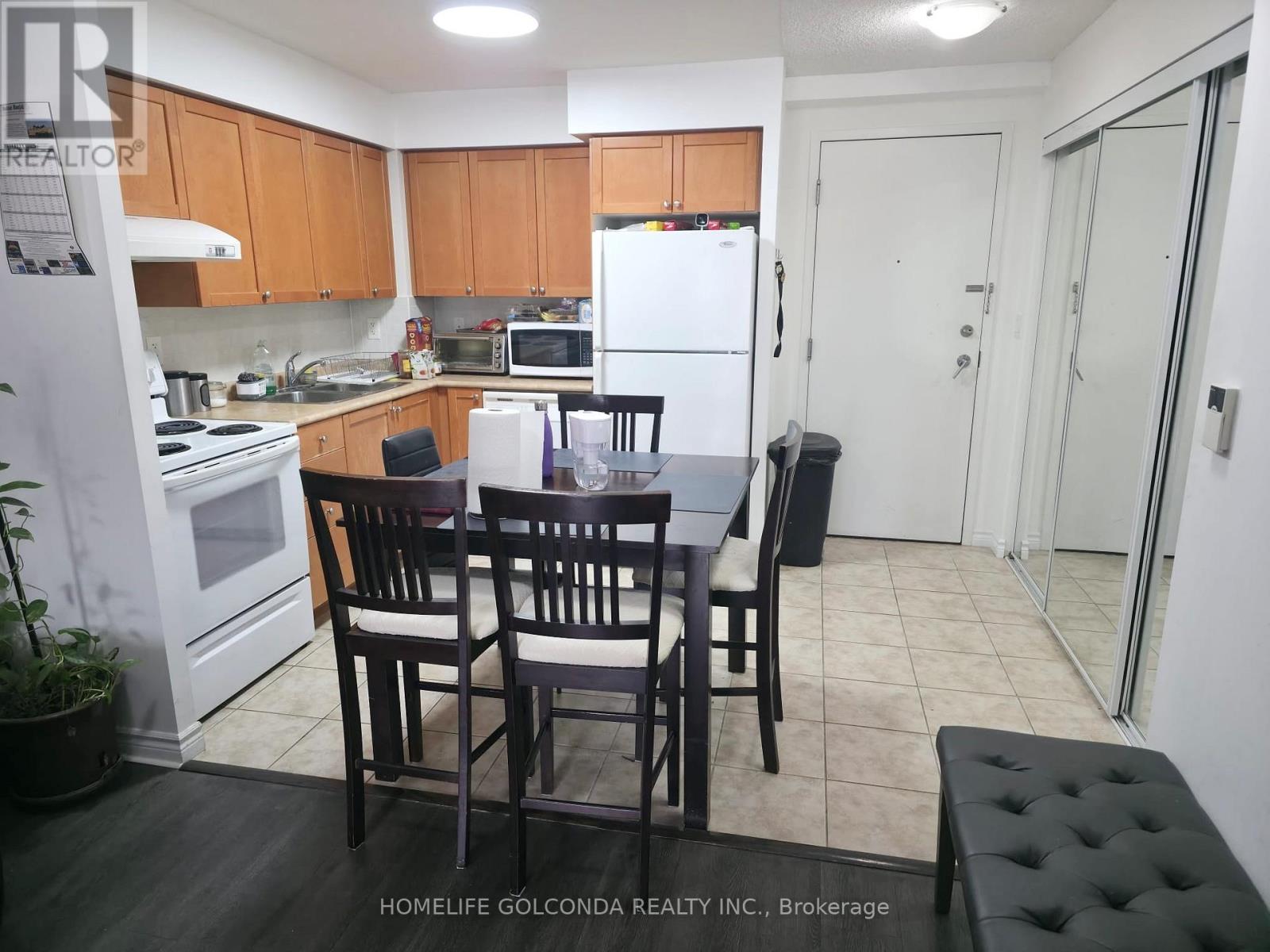 526 - 3888 Duke Of York Boulevard, Mississauga, Ontario  L5B 4P5 - Photo 3 - W12478603