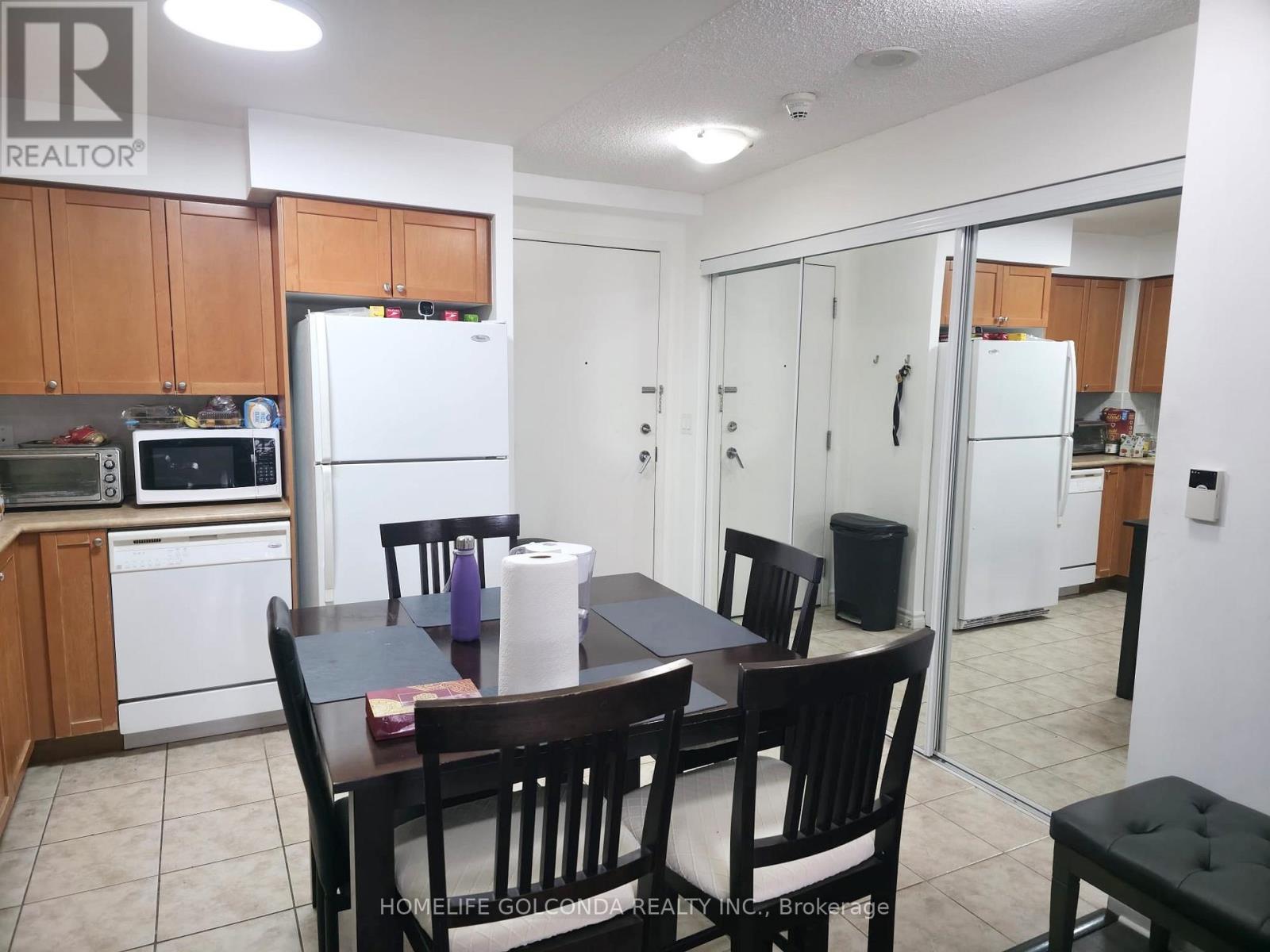 526 - 3888 Duke Of York Boulevard, Mississauga, Ontario  L5B 4P5 - Photo 4 - W12478603