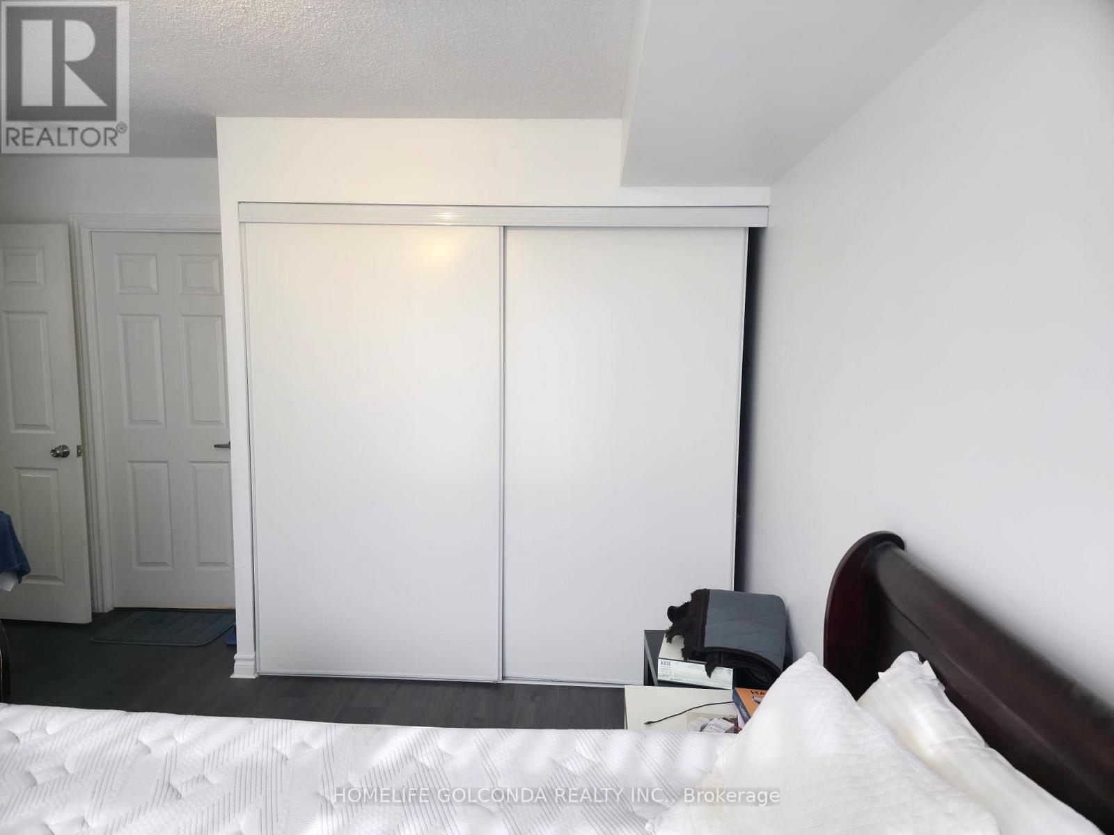 526 - 3888 Duke Of York Boulevard, Mississauga, Ontario  L5B 4P5 - Photo 6 - W12478603