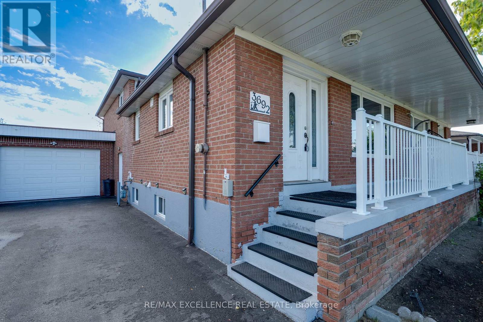 3692 Crabtree Crescent, Mississauga, Ontario  L4T 1S6 - Photo 4 - W12478620