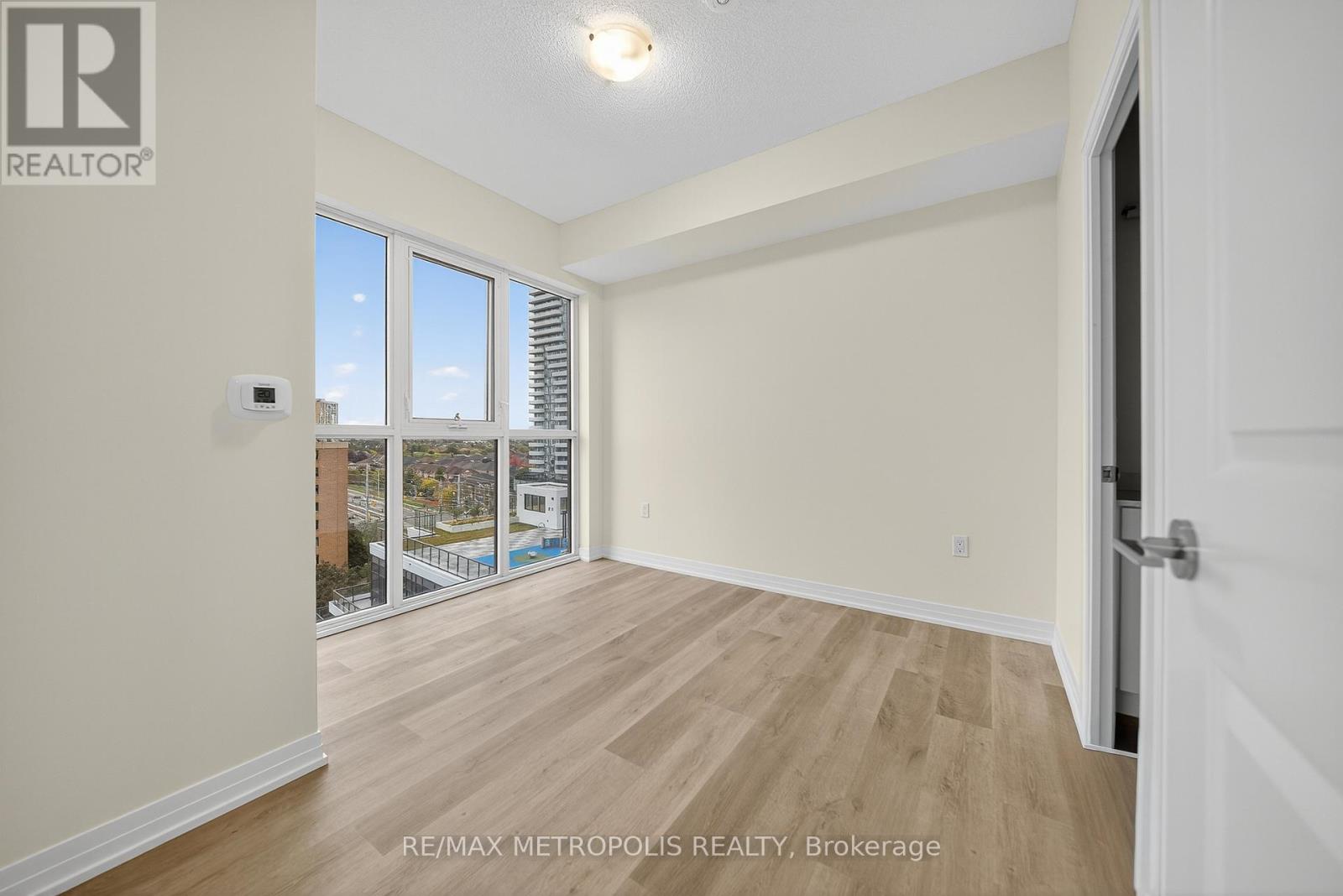 906 - 15 Watergarden Drive, Mississauga, Ontario  L5R 0H4 - Photo 3 - W12478644