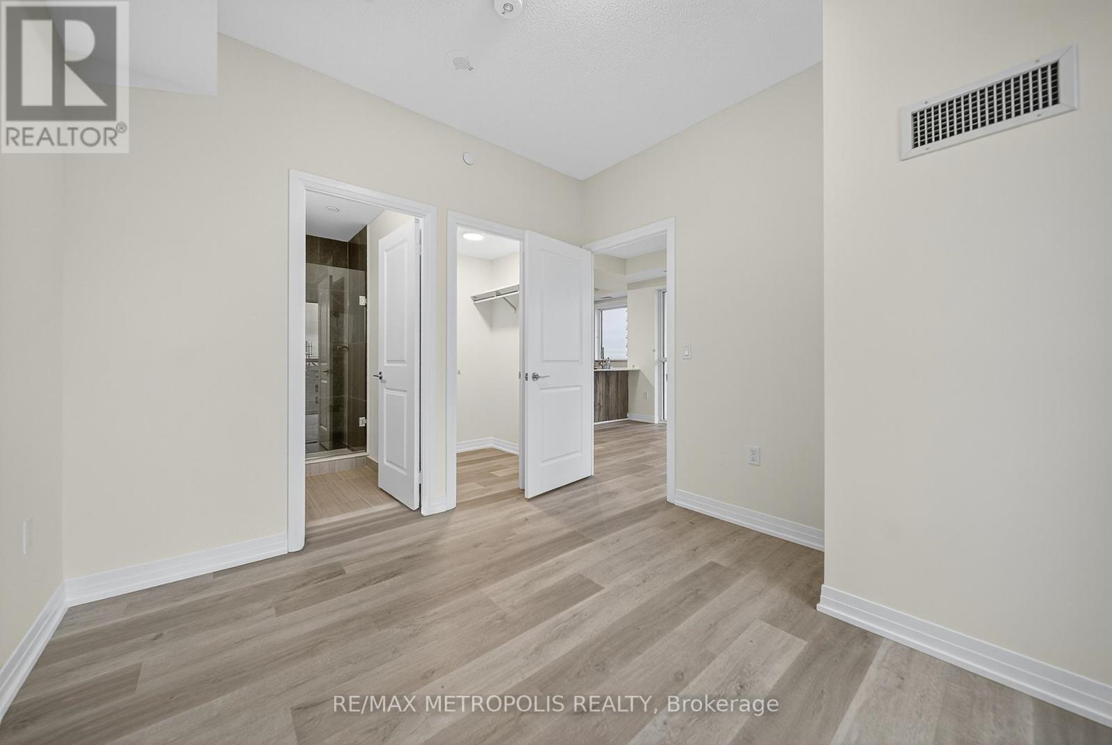 906 - 15 Watergarden Drive, Mississauga, Ontario  L5R 0H4 - Photo 4 - W12478644