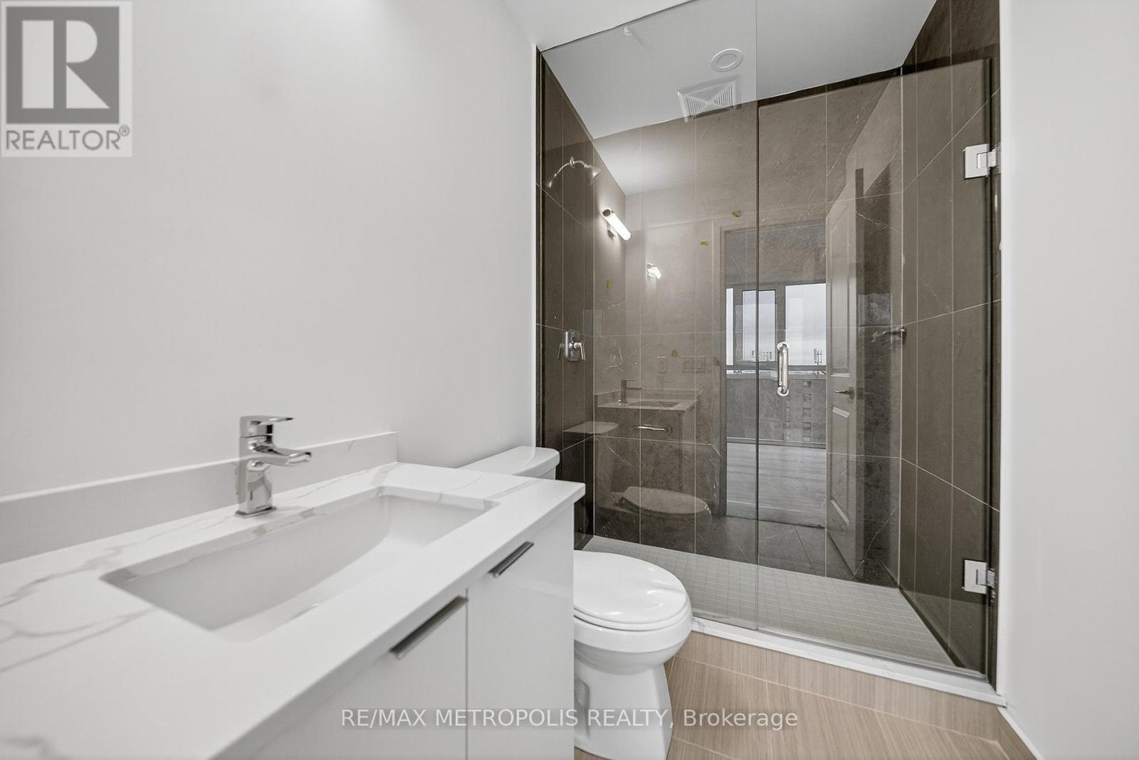 906 - 15 Watergarden Drive, Mississauga, Ontario  L5R 0H4 - Photo 6 - W12478644