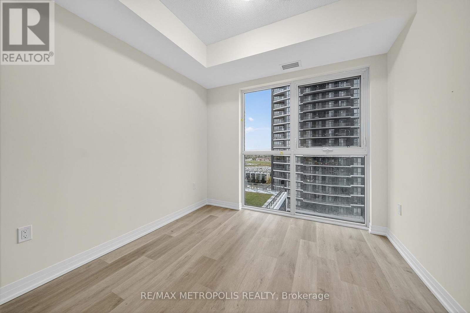 906 - 15 Watergarden Drive, Mississauga, Ontario  L5R 0H4 - Photo 8 - W12478644
