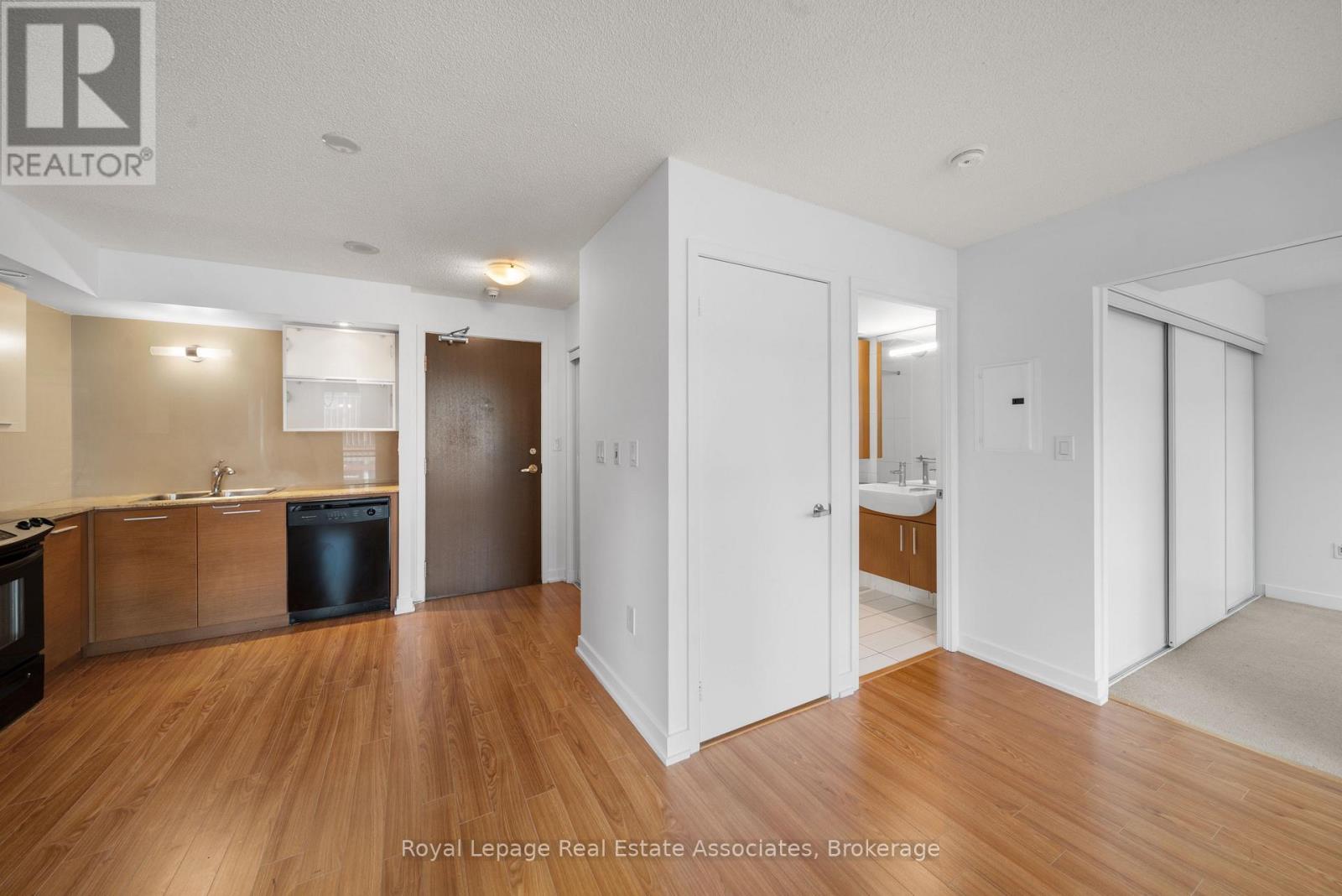 518 - 8 Telegram Mews, Toronto, Ontario  M5V 3Z5 - Photo 3 - C12478714
