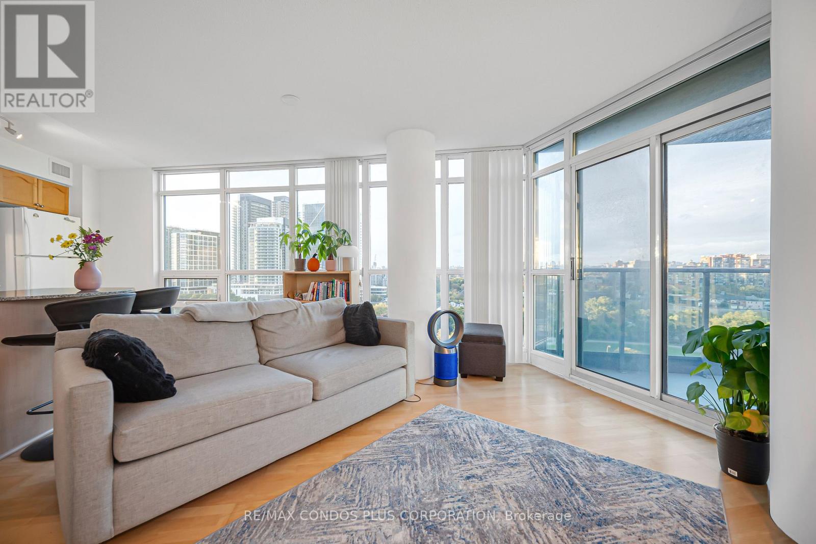 1609 - 231 Fort York Boulevard, Toronto, Ontario  M5V 1B2 - Photo 4 - C12478716