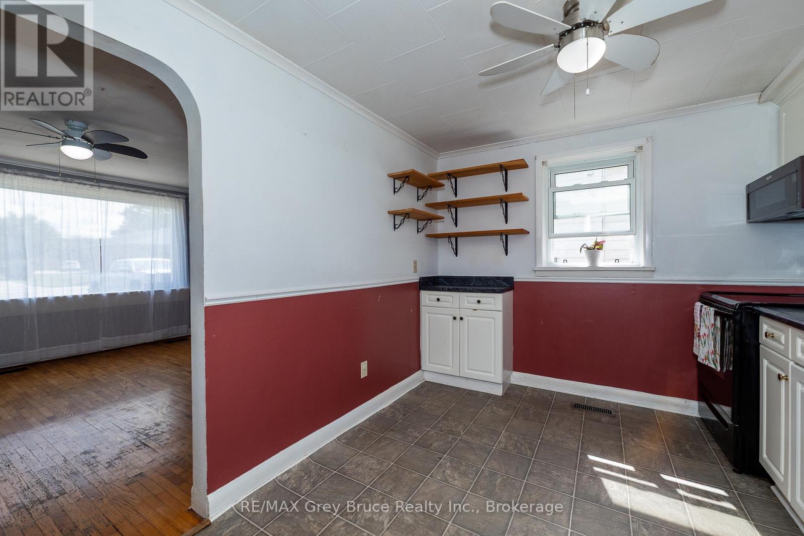 1582 9th Avenue E, Owen Sound, Ontario  N4K 3G3 - Photo 10 - X12478815